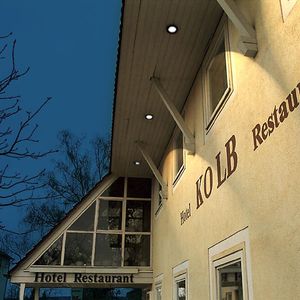 Ansicht der Hotelfassade bei Einbruch der Dämmerung